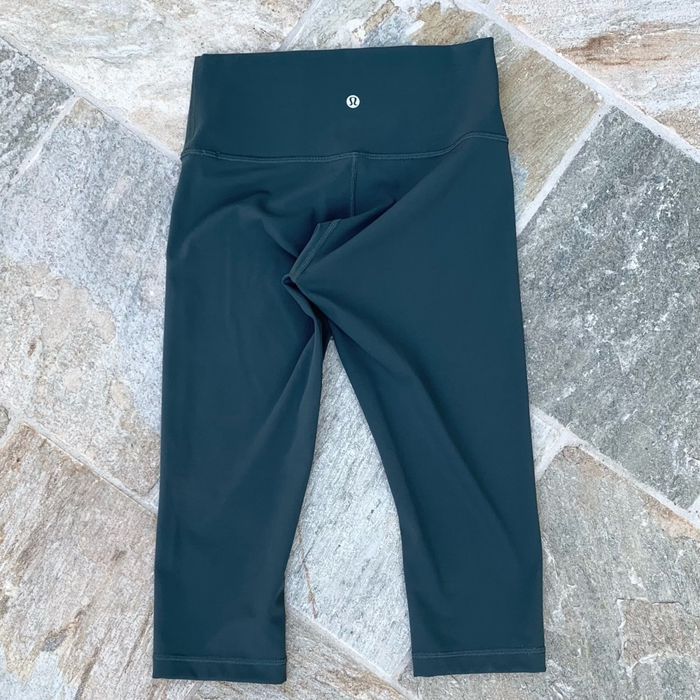 Lululemon 19” size 6 crop Wunder Under